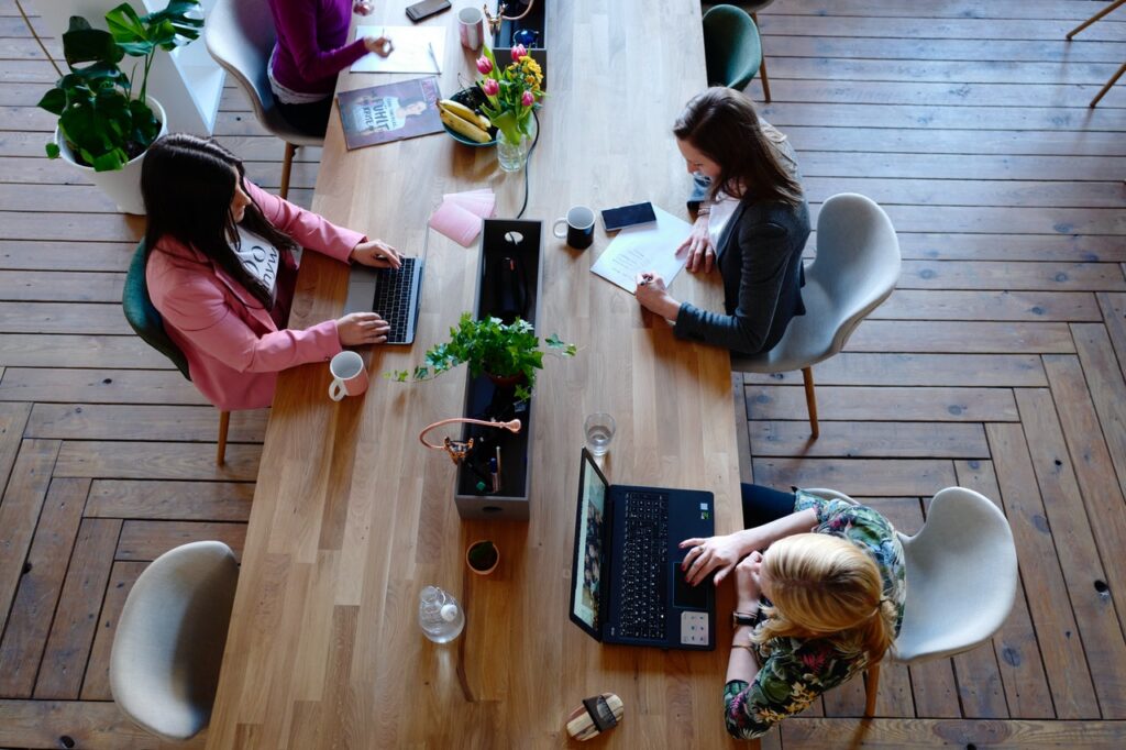 Frauen beim arbeiten