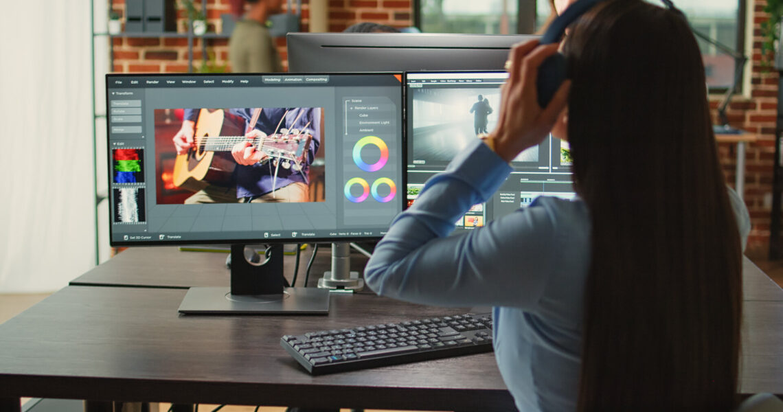 Filmemacherin beim Schneiden einer Videomontage im Postproduktionsstudio