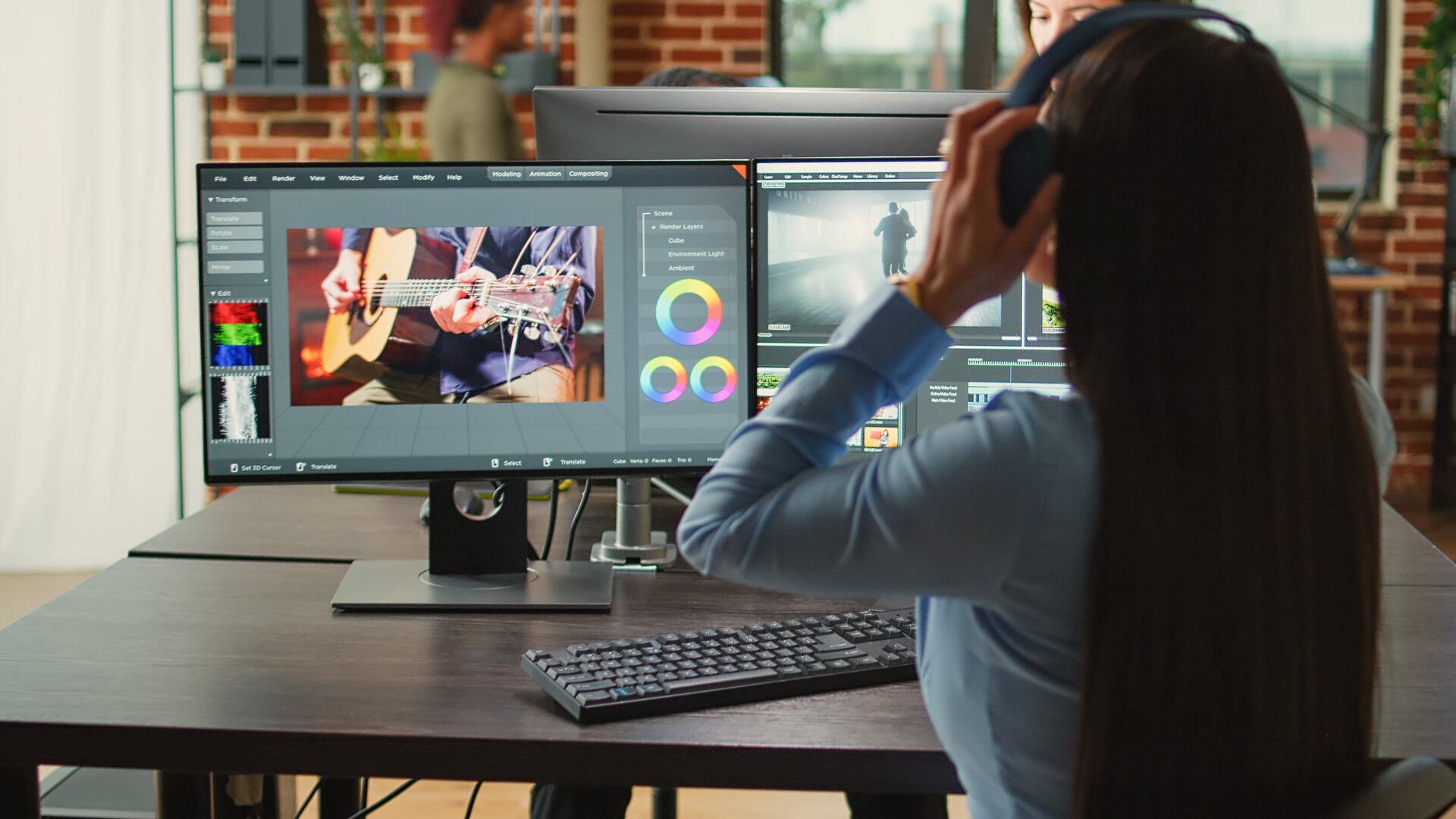 Filmemacherin beim Schneiden einer Videomontage im Postproduktionsstudio