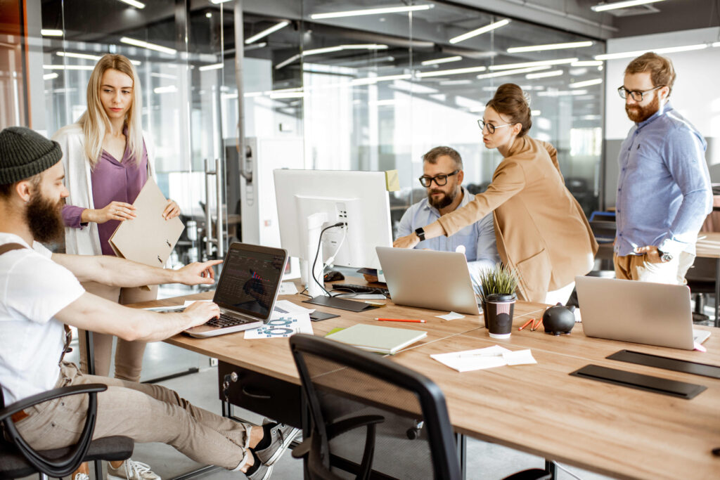 Büro mit Mitarbeitern