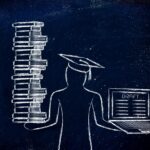 Kreidezeichnung eines Promovierenden mit Bücherstapel und Laptop – Symbol für die Balance zwischen eigenständigem Schreiben und professioneller Hilfe beim Doktorarbeit schreiben lassen.